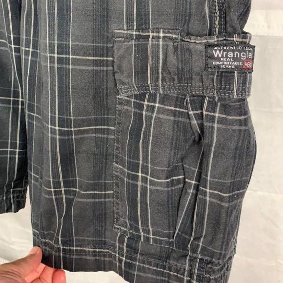 7 for $25 sale 🌟 Wrangler Men's Gray Black 100% Cotton Plaid Cargo Shorts 32 - Picture 8 of 10